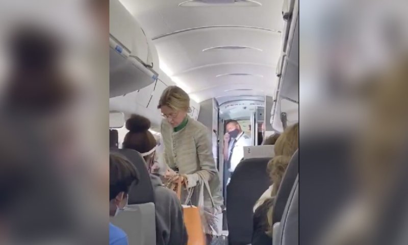 Bajan a mujer de vuelo por no querer usas cubrebocas y pasajeros aplauden (VIDEO)