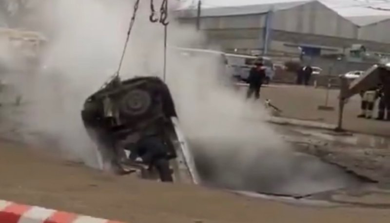 VIDEO: Hombres mueren hervidos al caer en un socavón de agua hirviendo. 