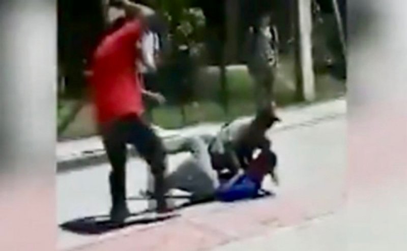 A cinturonazos maestro para pelea entre dos de sus alumnos. (VIDEO)y