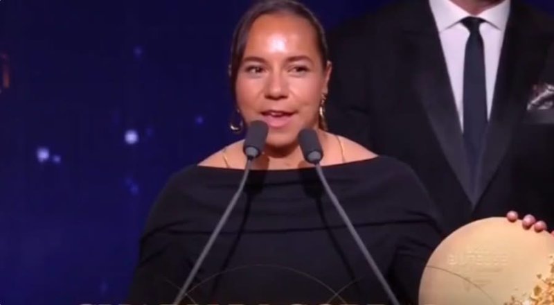 Gana Charlyn Corral el balón de oro junto a Harry Kane como mejores delanteros del año