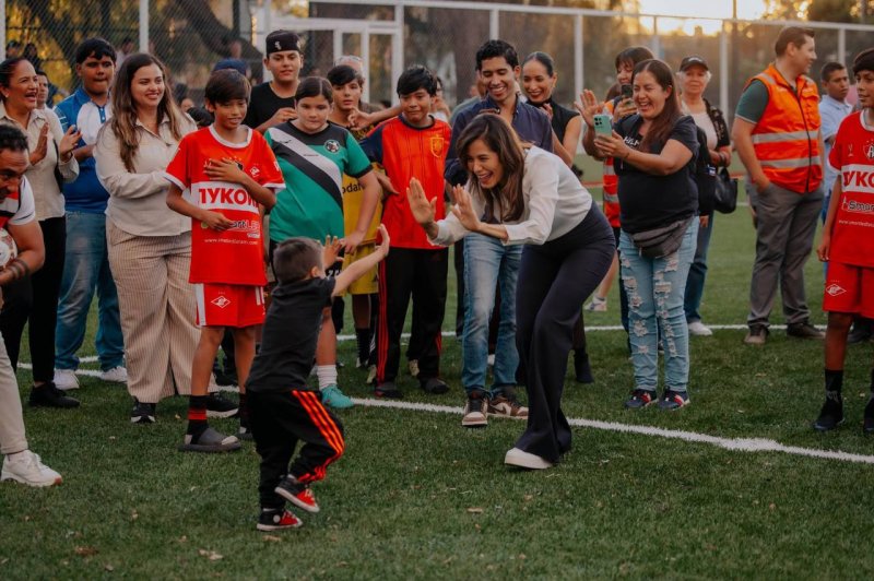 Entrega Vero Delgadillo rehabilitación de Unidad Deportiva Ignacio Jacobo, en Comunidad La Industria