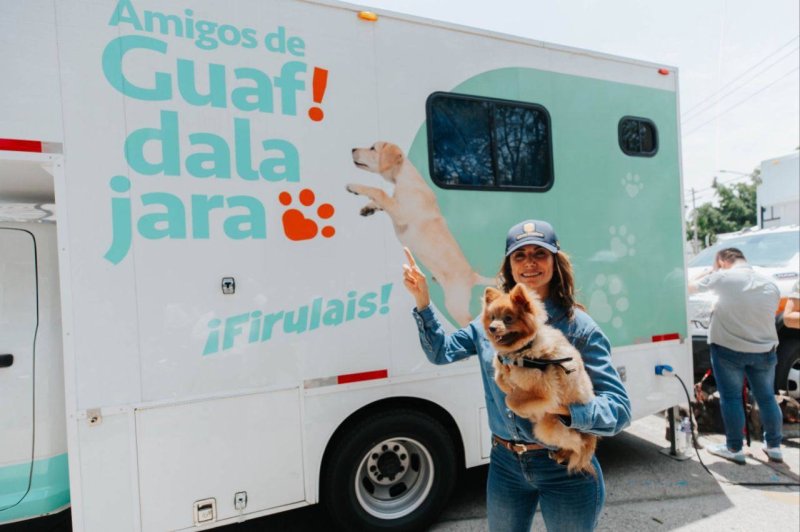 Entrega Vero Delgadillo entrega rehabilitación de calles en la Colonia Poblado de Tetlán