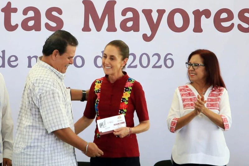 Entregan tarjetas de la Pensión Adulto Mayor en Teapa, Tabasco