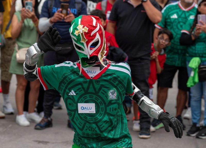 Robot con camisa de México y máscara de luchador causa furor en Fan Fest de CDMX 