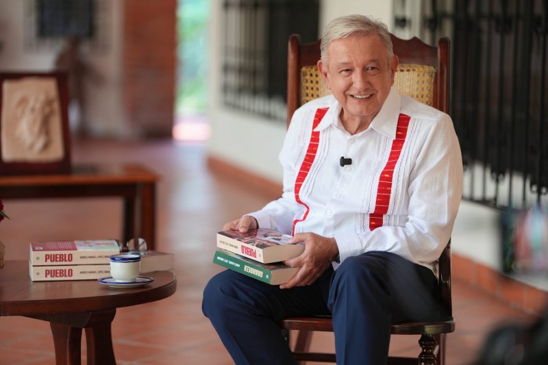 publicaciones/AMLO reaparece para presentar “Pueblo”, su nuevo libro sobre el “modelo alternativo” de la 4T