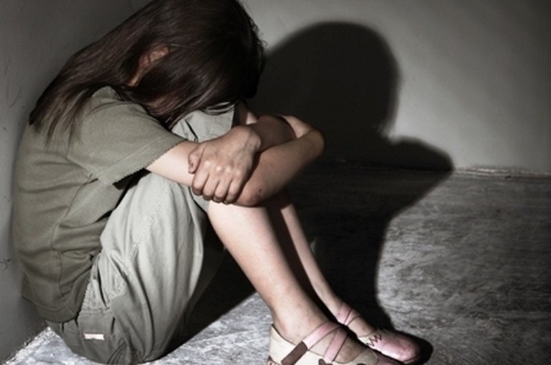 Niña de 13 años muere desangrada tras ser violada en grupo; no recibió la atención adecuada.