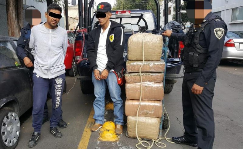 Dos sujetos paseaban por las calles de la CDMX con 60 kg de mariguana en un “diablito