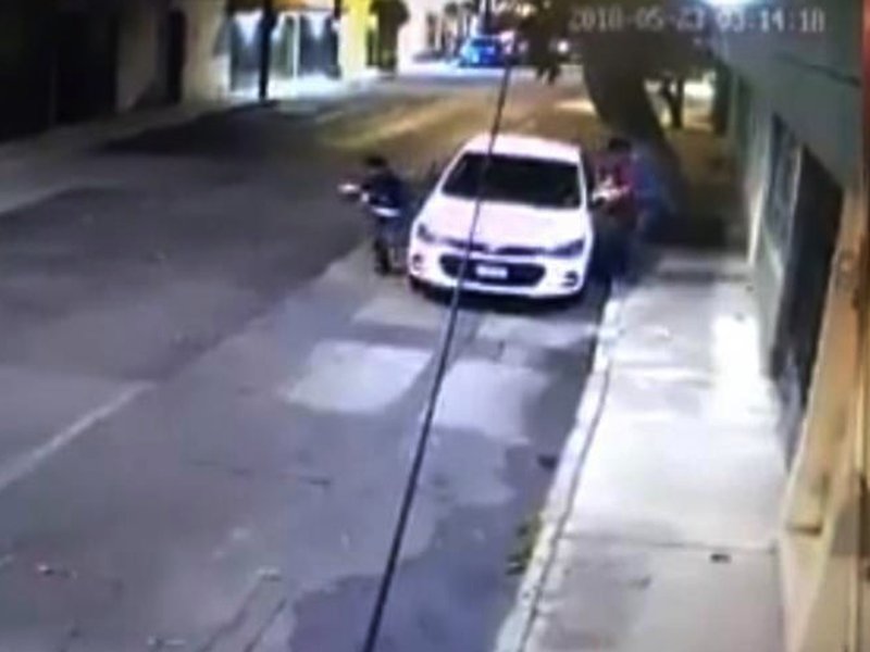 VIDEO: En menos de 10 segundos roban espejos de auto en la Del Valle.
