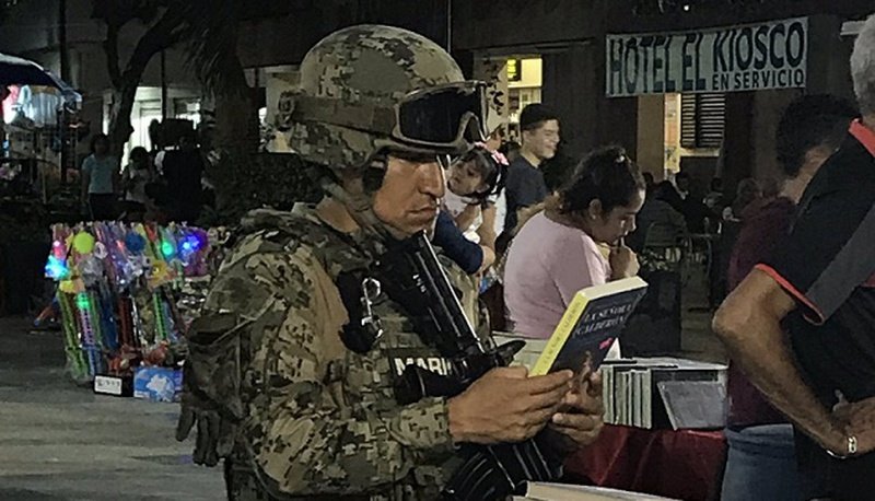 Viralizan a elemento de la marina que bajó su arma para leer un libro.