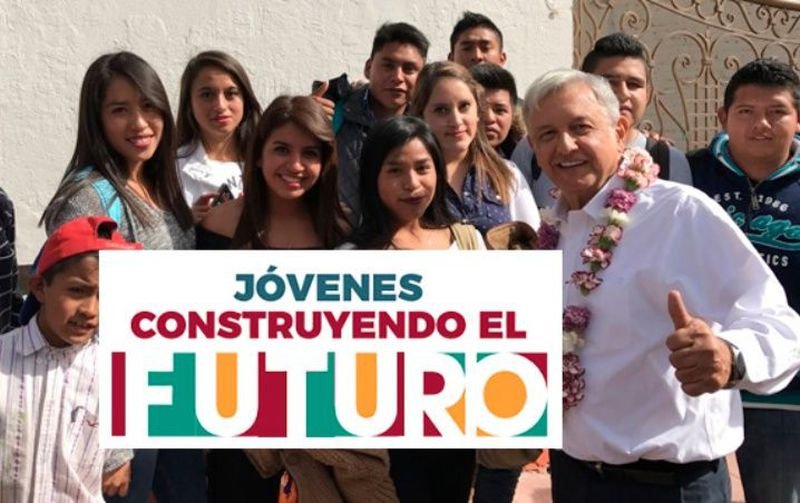 AMLO cumple y entrega apoyos de 3 mil 600 pesos a jóvenes que no estudian ni trabajan.