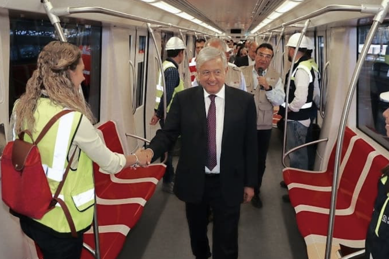 AMLO supervisa las obras de la Línea 3 del Tren Ligero en Guadalajara.