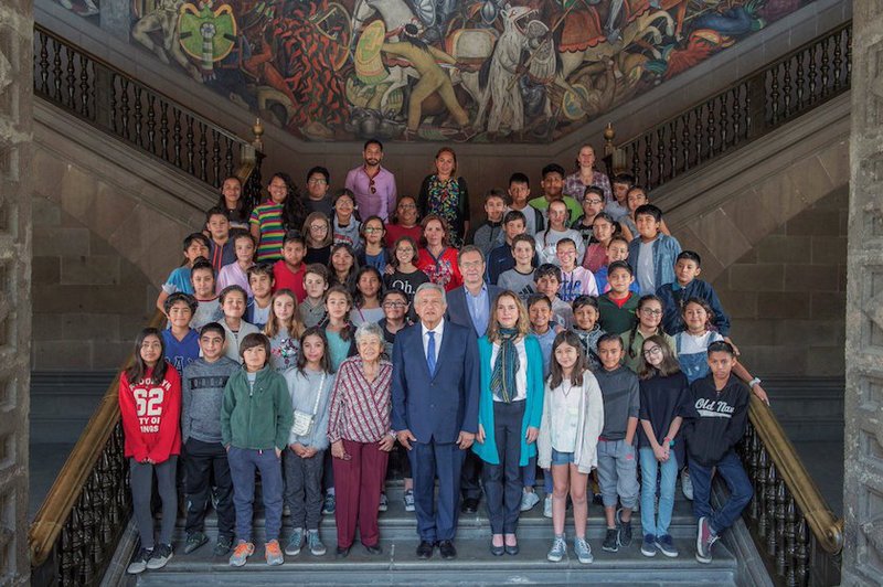 Invita AMLO a compañeritos de su hijo Jesús Ernesto a Palacio Nacional.