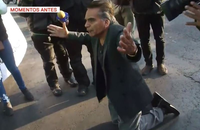 Se hinca ante manifestantes que bloqueaban calle para que le permitan llegar al trabajo