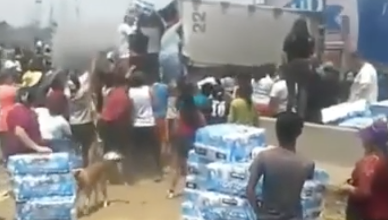 Vuelca trailer cargado con papel higiénico en Ecatepec; pobladores hacen rapiña.
