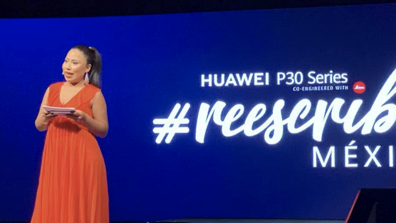 Motorola defiende a Yalitza luego de que usuario la criticara por comercial de Huawei.