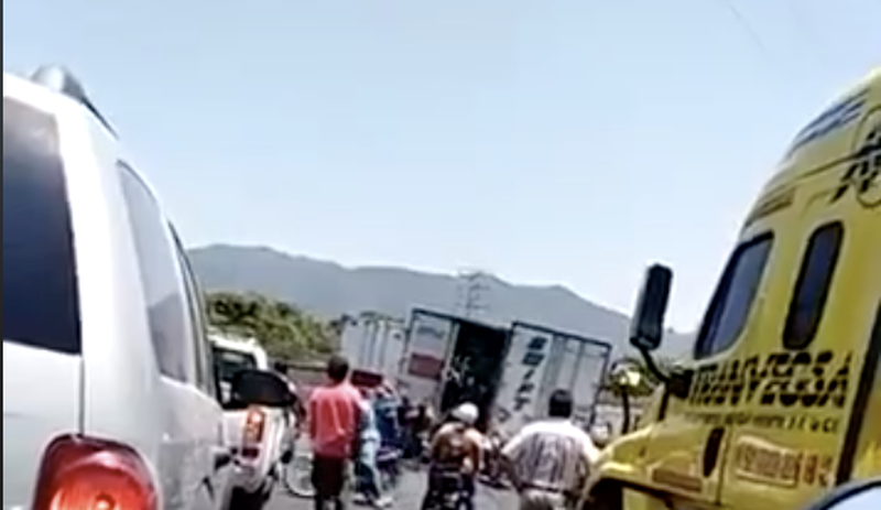 Tras rapiña de trailer, 6 personas quedan atrapadas por bloques de tablaroca.