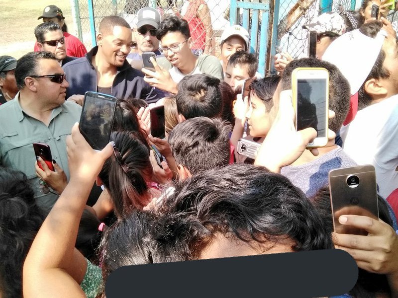 Will Smith nos sorprende visitando Morelos y se toma selfies con el publico
