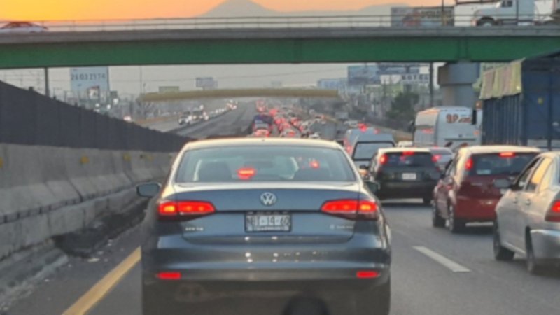 Autopista México-Cuernavaca en colapso vial con estacionamiento de casi 30 Km