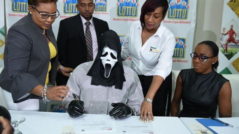 Sujeto reclama premio gordo de la lotería con mascara para evitar que su familia le pida prestado.