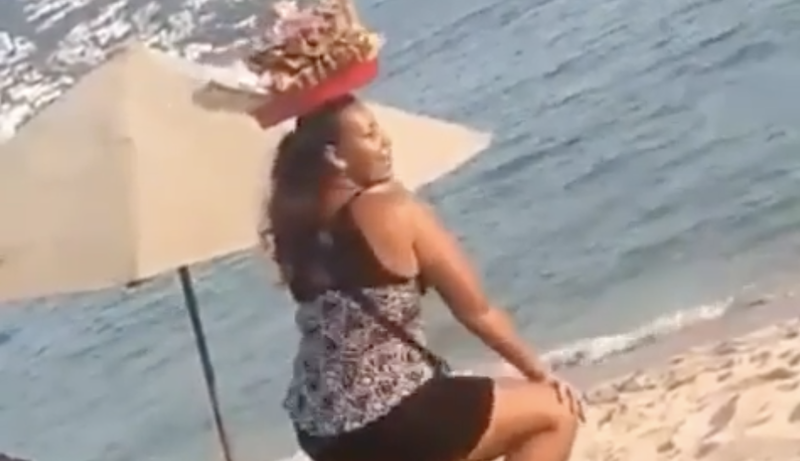 Vendedora de empanadas sorprende a turistas con sexi baile de Twerking en Acapulco.