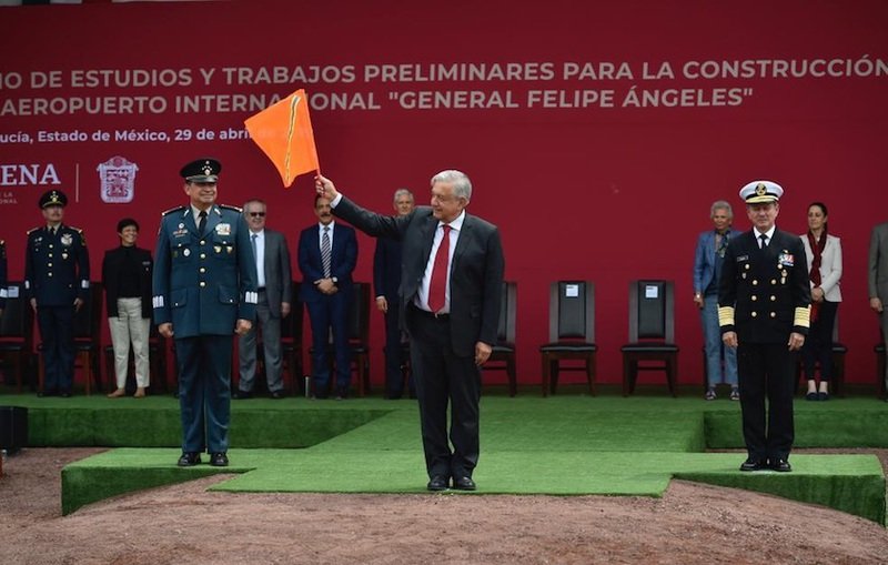 Da AMLO banderazo inicial para la construcción de aeropuerto en Santa Lucía