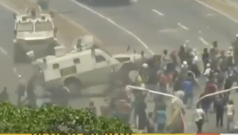 Tanquetas militares arrollan a opositores de Maduro (VIDEO)
