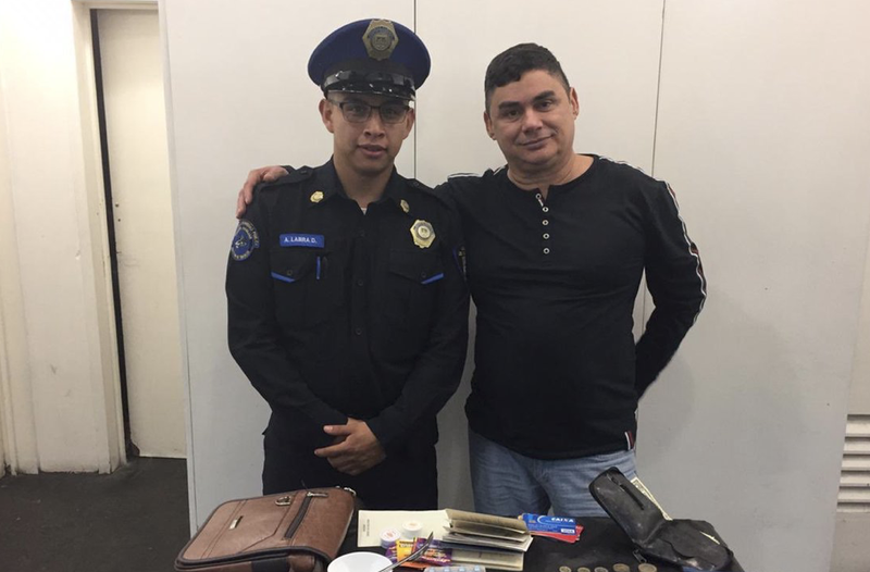 #Héroe: Policía devuelve maleta con 50 mil pesos que se encontró en el Metrobús. 