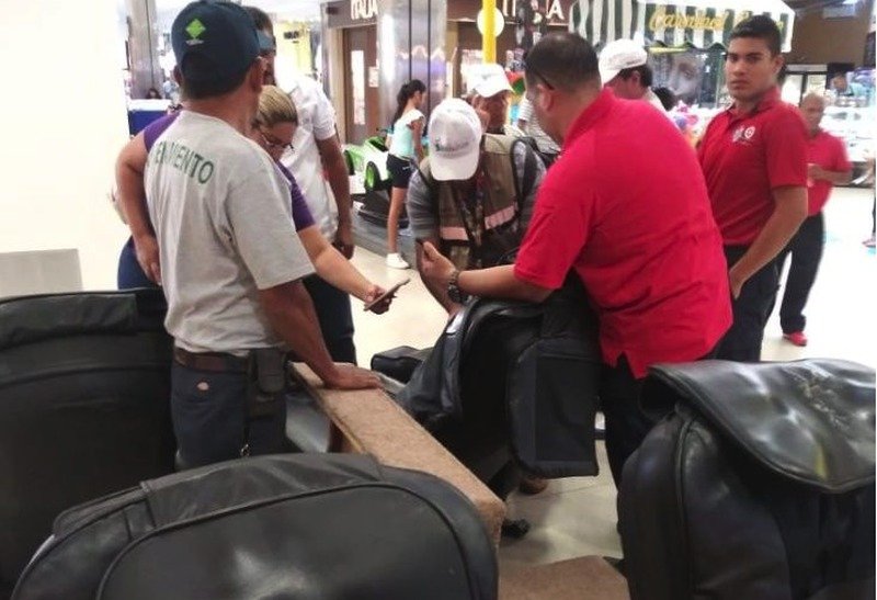 Sillón de masajes en plaza comercial falla y le arranca su larga cabellera a joven