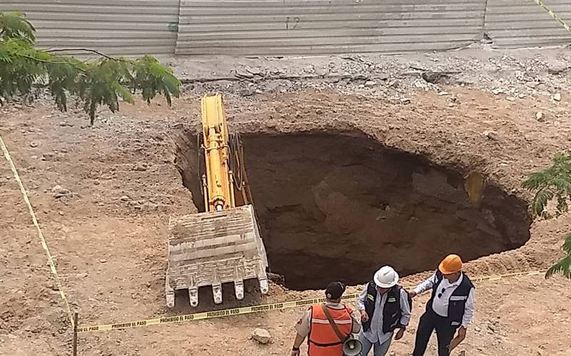 Socavón de la Línea 3 se traga por completo excavadora