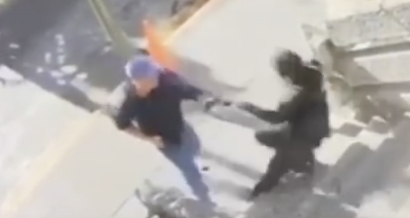 Sujeto desarma y luego asalta con su propia arma a mujer policía en Guadalajara.