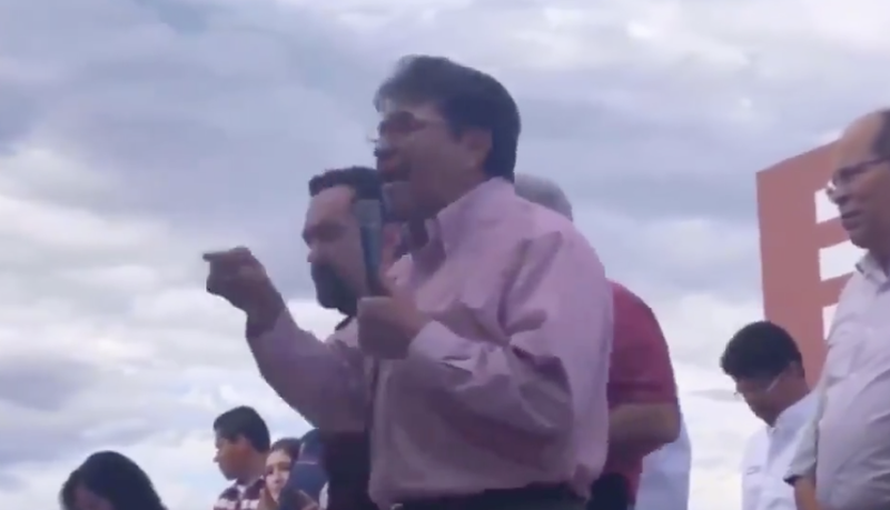 Exhiben a Ricardo Monreal chantajeando a militantes de Morena para que voten por su candidato.