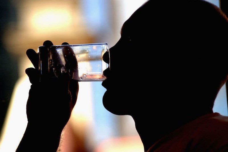 Tomó agua fría después de hacer ejercicio y murió de un paro. 