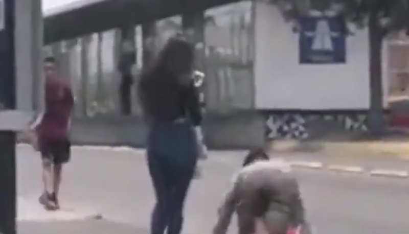 Joven se arrastra en 4 para pagar apuesta a su novia; 