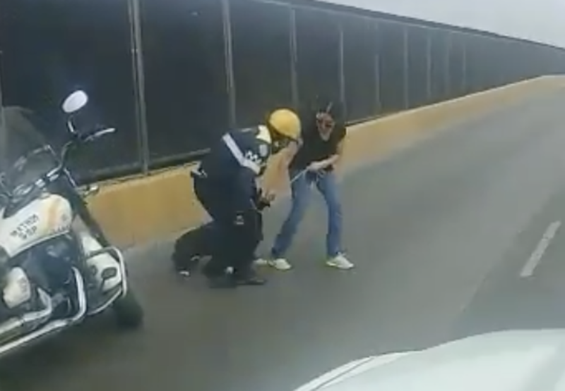 #Respect: Poli detiene el tránsito para rescatar a perrito que se encontraba en Circuito Interior.