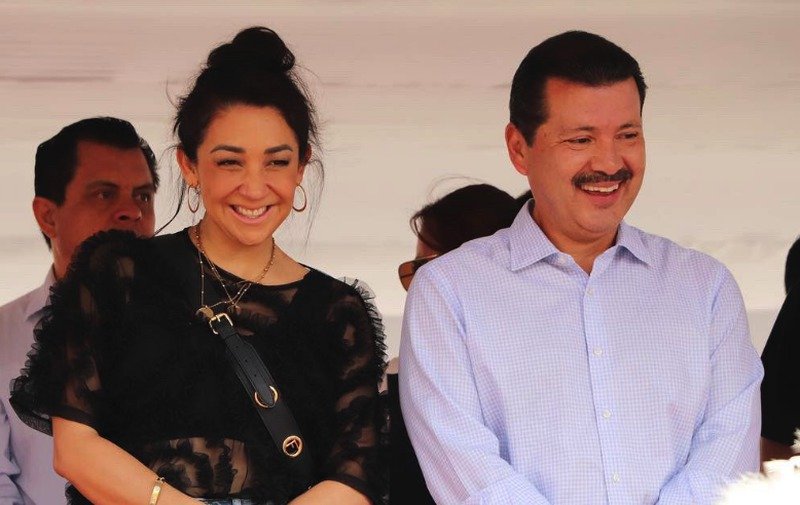 Alcalde de San Pedro Cholula presume viajes y lujos junto a su operada esposa