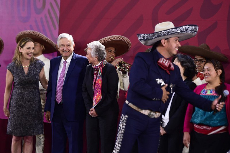 AMLO a punto de las lágrimas al recordar a su madre y escuchar “Amor Eterno”