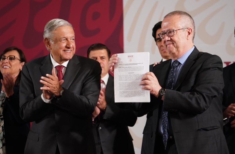 AMLO firma convenio con HSBC para acceder a crédito muy barato para PEMEX