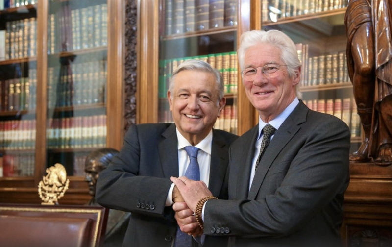 AMLO recibe al actor Richard Gere en Palacio Nacional.