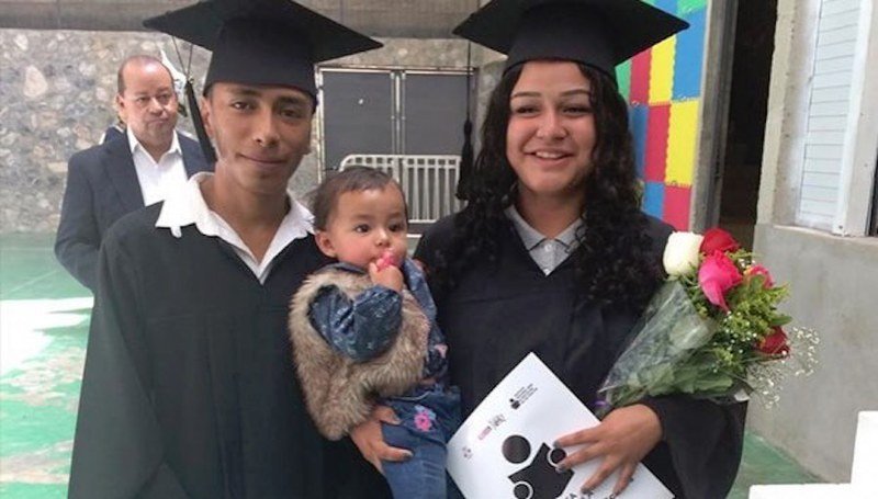 Se graduan jóvenes de secundaria con su bebé en brazos