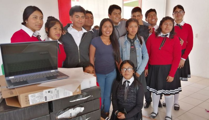 Yalitza Aparicio dona computadoras a jóvenes de Oaxaca.