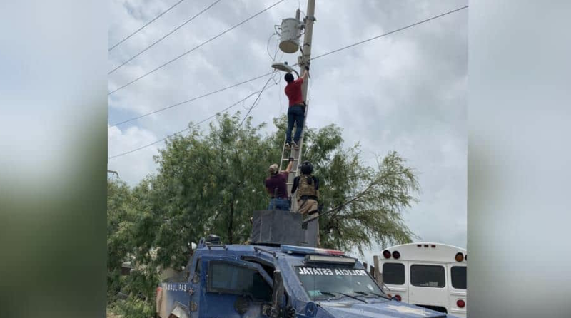 Policías retiran cámaras de vigilancia instaladas por narcos en Tamaulipas. 