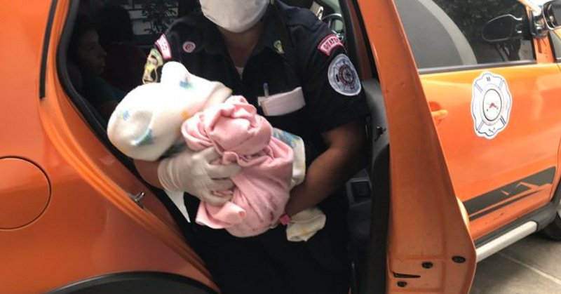 Padres salen del hospital y olvidan a su hijo recién nacido en taxiy