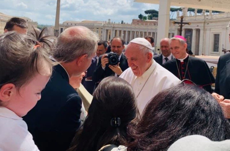 Alcaldesa priísta de municipio pobre presume su viaje a conocer el Papa