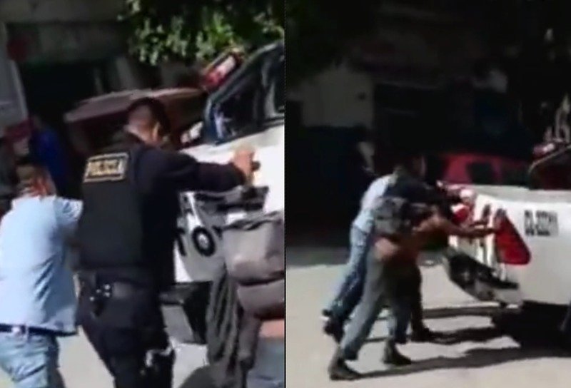 Víctima y ladrón se unen para empujar la patrulla que los trasladaba. (VIDEO)