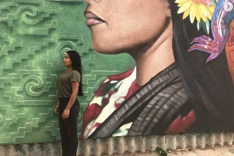 Artistas urbanos inmortalizan a Yalitza Aparicio con enorme mural en la CDMX.