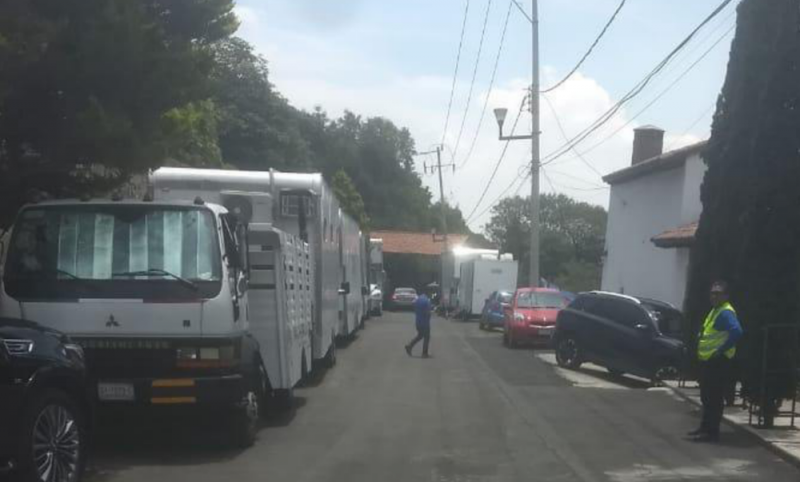 Productora de amigo de AMLO invade cocheras de vecinos para grabar 