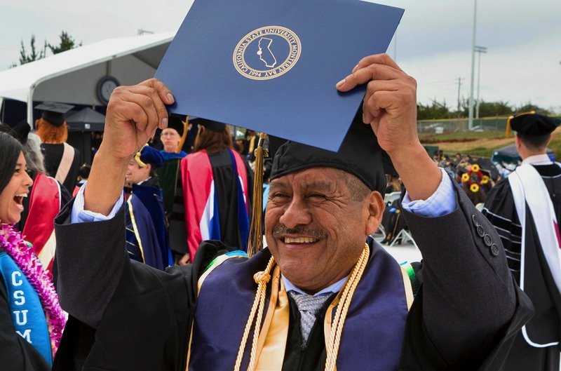 Mexicano de 58 años se gradúa con honores en universidad de EUy