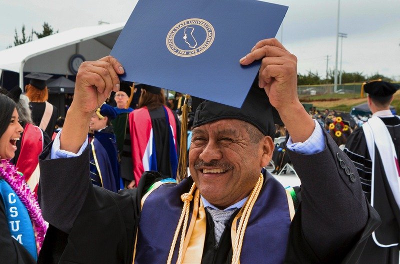 Mexicano de 58 años se gradúa con honores en universidad de EU