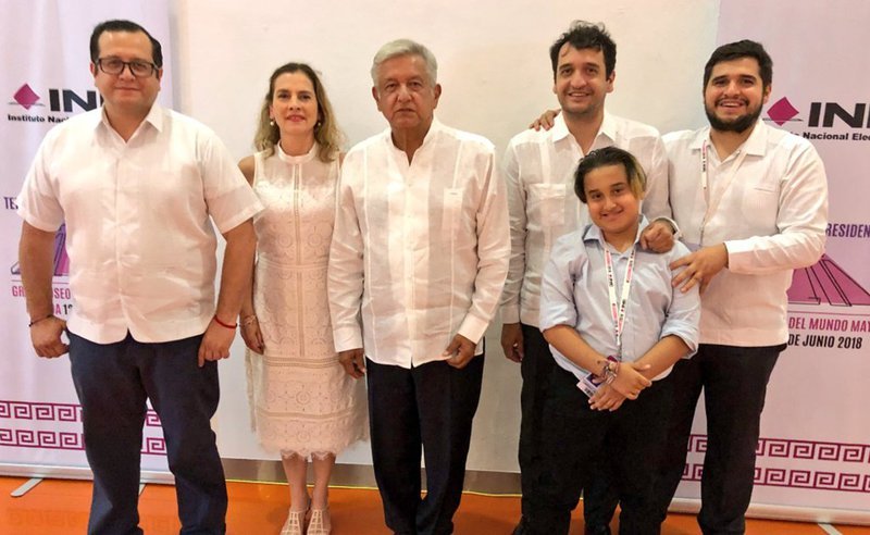 AMLO se muda a Palacio Nacional con esposa e hijosy