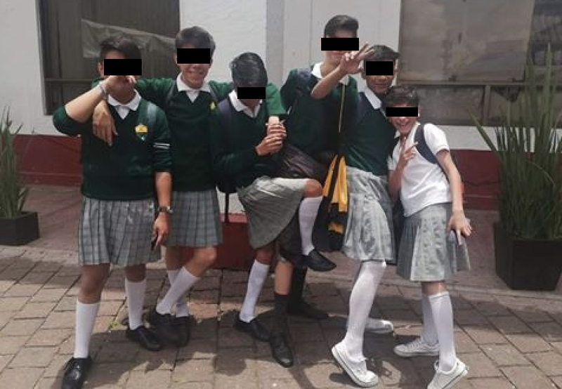 Jóvenes de secundaria de la CDMX acuden con falda a clases; 